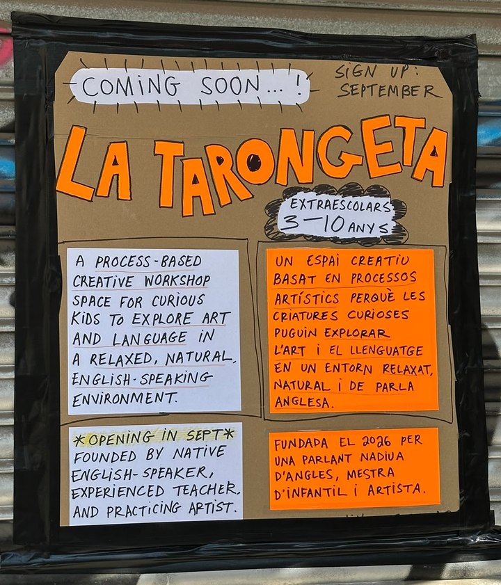 El cartel original de La Tarongeta, hecho a mano con cartón, colgado en la persiana del local